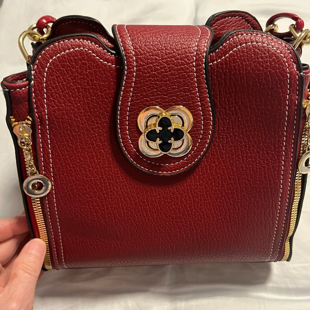 Handbag/ crossbody chic straps. bag available in taupe color and red
